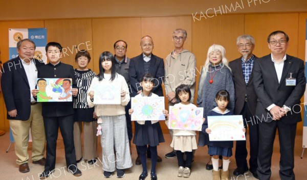 「平和の作品」入賞者を表彰　絵と詩に応募２７５点　過去１０年で最多