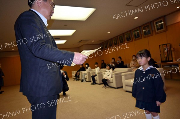 「平和の作品」入賞者を表彰　絵と詩に応募２７５点　過去１０年で最多 4