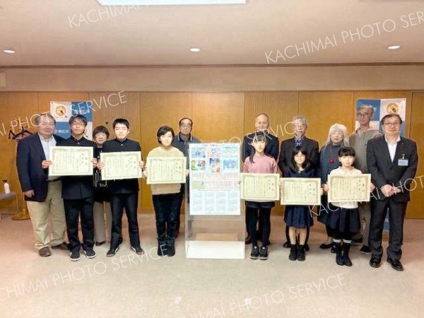 「平和の詩」の入賞者ら