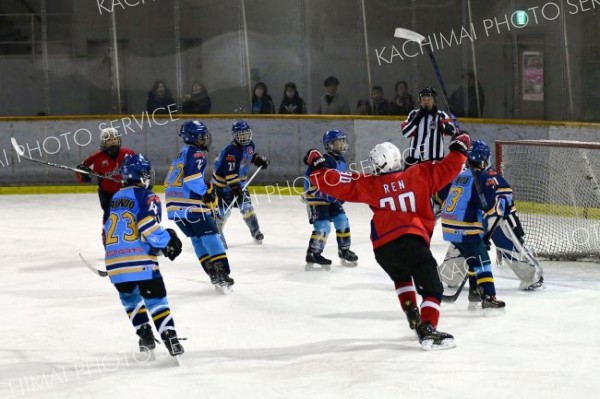 先制点を決め、両手を挙げて喜ぶ幕別浦幌