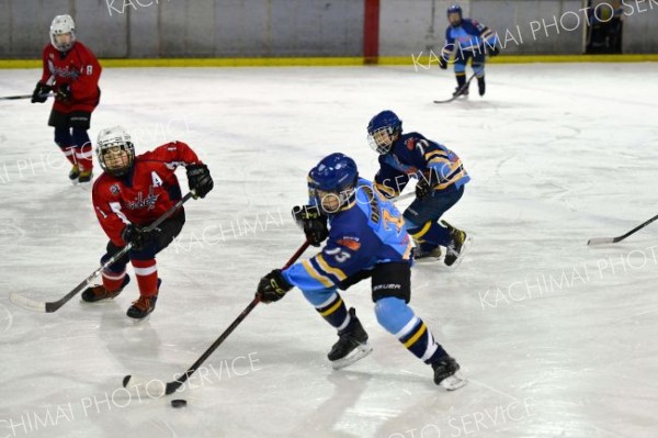 相手陣地へ攻め入る大空のＦＷ