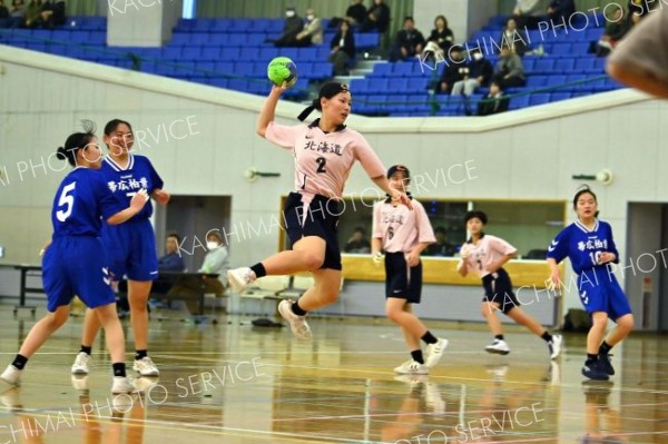 【女子・帯三条―帯柏葉】後半１０分、ドリブル突破でシュートを決める帯三条の松井花怜主将（中央）。２３―１０とリードを広げる