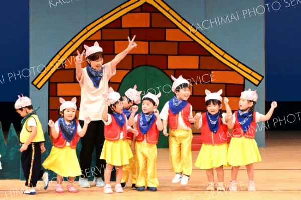 舞台で歌や踊り　心合わせて披露　管内幼稚園などで発表会