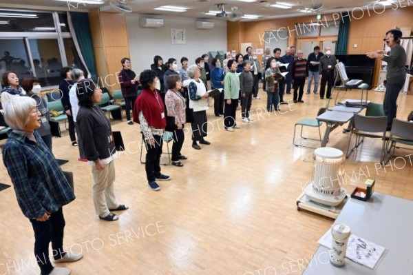 「平和願う思い歌声に乗せ」　やまなみ合唱団　３０日の第４５回公演へ練習に熱