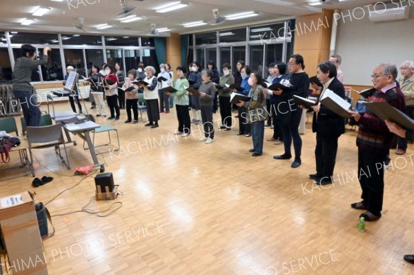 本番前の最後の練習でハーモニーやリズムなどを細かく調整した