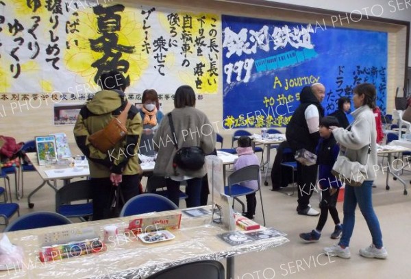 来場者でにぎわうフリーマーケット