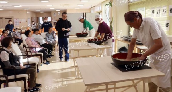 介護事業所利用者に手打ちそば振る舞う　池田の愛好会