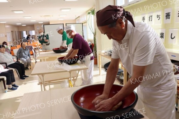 利用者にそばを振る舞った沼田代表（右から２人目）ら愛好会のメンバー