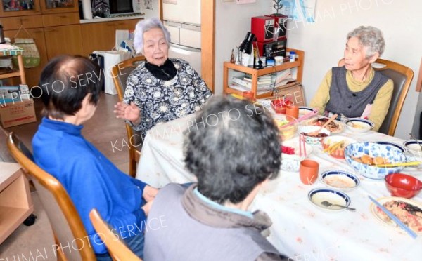 サロンを主宰し、手作り料理を振る舞う
