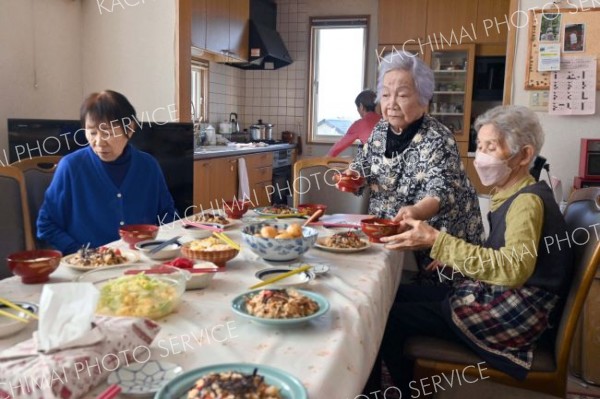 サロンを主宰し、手作り料理を振る舞う