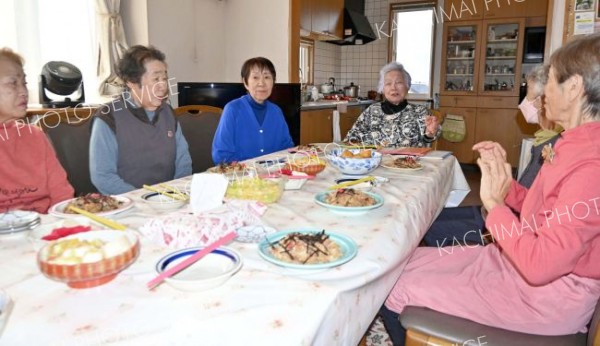 サロンを主宰し、手作り料理を振る舞う