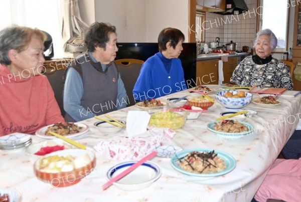 サロンを主宰し、手作り料理を振る舞う