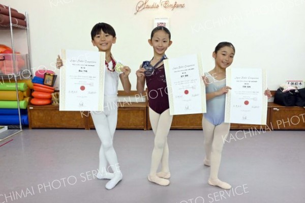 賞状を手にする