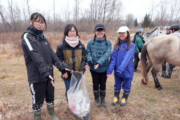 騎馬パトロールで河川敷のごみを回収した帯広畜産大学の学生たち（助川かおる通信員撮影）