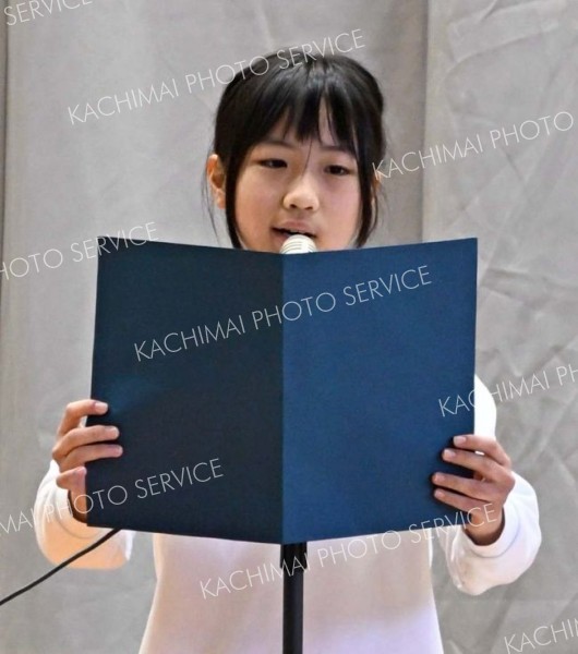 児童代表の言葉を述べる