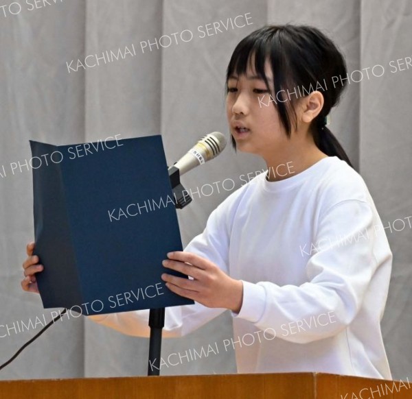 児童代表の言葉を述べる