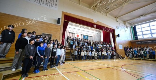 全校合唱で「地球星歌」を歌う児童たち（２９日午前１０時４０分ごろ、須貝拓也撮影）