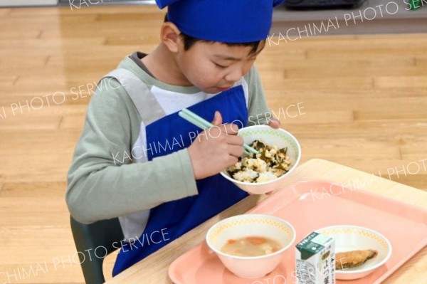 スジメを用いた「すじめし」を頬張る子どもたち