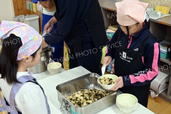 広尾町内の学校給食で提供された「すじめし」