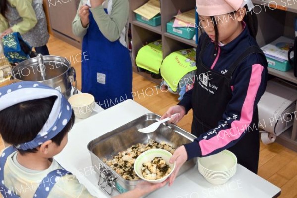 広尾町内の学校給食で提供された「すじめし」