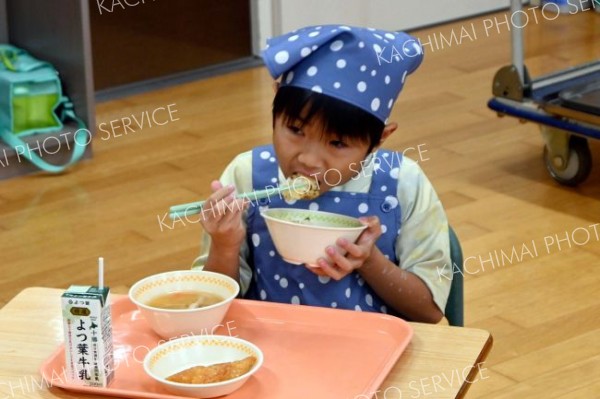 スジメを用いた「すじめし」を頬張る子どもたち