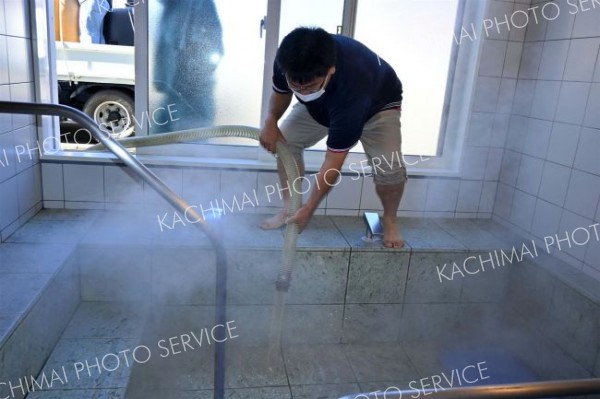 福祉施設にモール温泉運んで「お湯こうこう」　音更商工会青年部