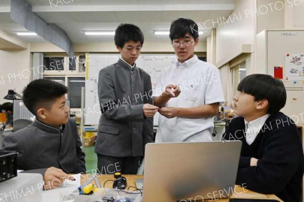 フェスに向け改良点を生徒同士で話し合う