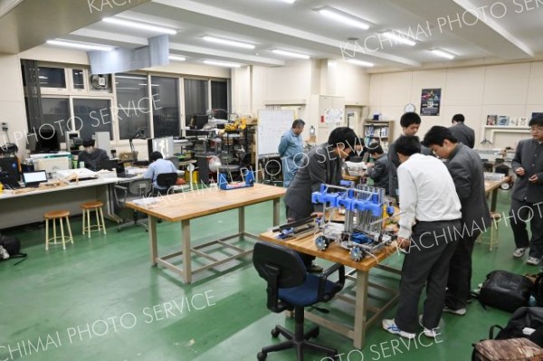 製作するグループに分かれて作業に打ち込む