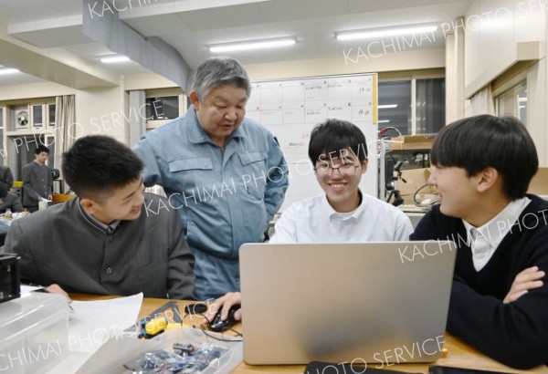 生徒の話し合いの様子を見守る