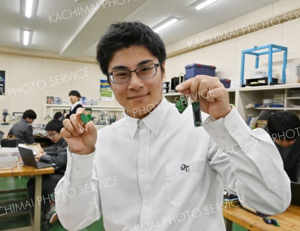 先輩の女子生徒が考案した電子基板のキーホルダー作りは後輩に受け継がれる。キーホルダーを持つ