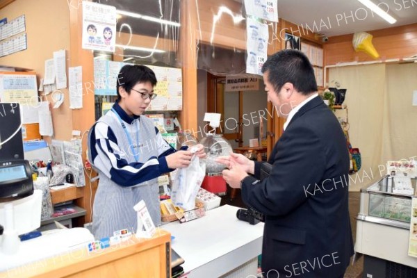 物産館で接客を体験する