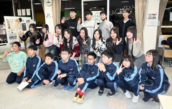 教育旅行で浦幌を訪れた高校生（後列、中列）と浦幌の中学生