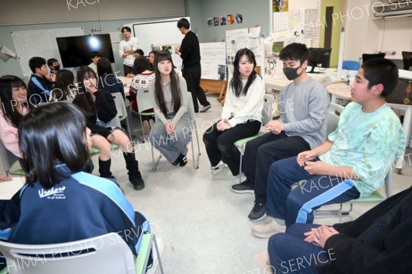 互いの地域や休日の過ごし方について話す浦幌の中学生と横浜の高校生