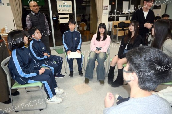 互いの地域や休日の過ごし方について話す浦幌の中学生と横浜の高校生