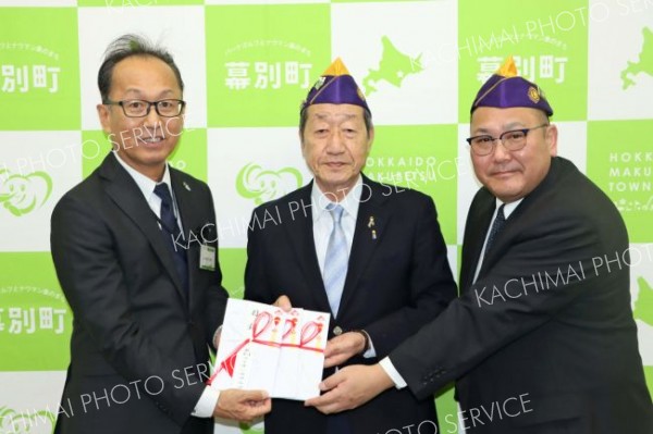 幕別ライオンズクラブが小中学校に備品寄贈