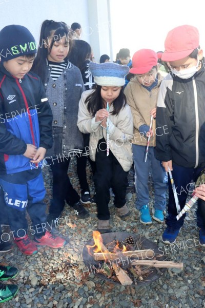 火起こしを体験する児童ら