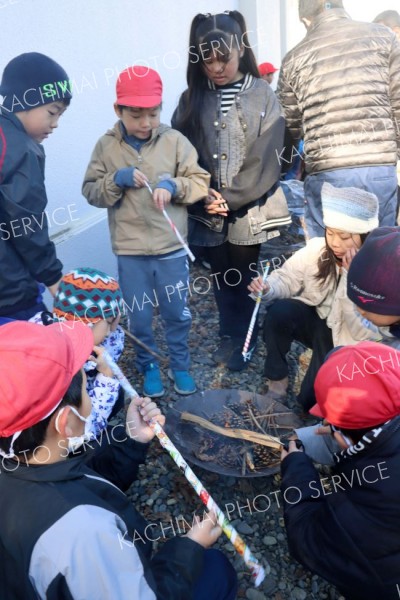 火起こしを体験する児童ら