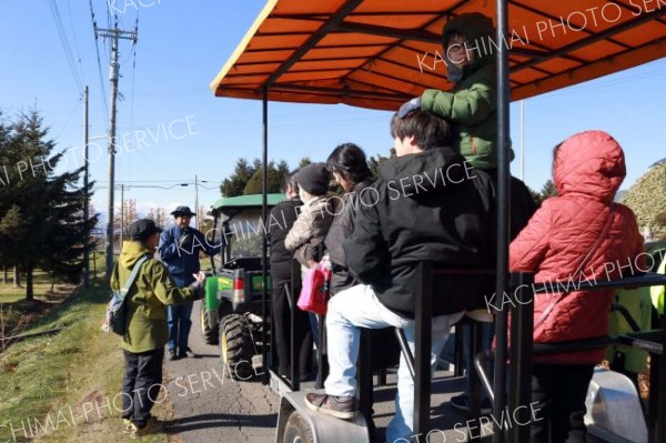 大野ファームを見学する参加者たち