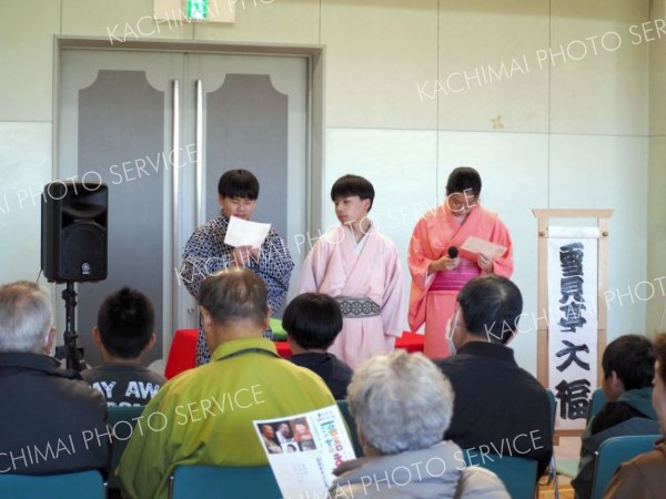 落語教室の児童が軽妙な話術を披露　幕別 4