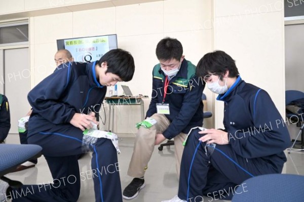 ラップを使った圧迫止血に挑戦する生徒たち