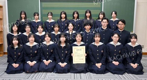 全国大会に出場した吹奏楽部員ら。前列右から４人目が金子遥奏・前部長、後列右から４人目が武田部長