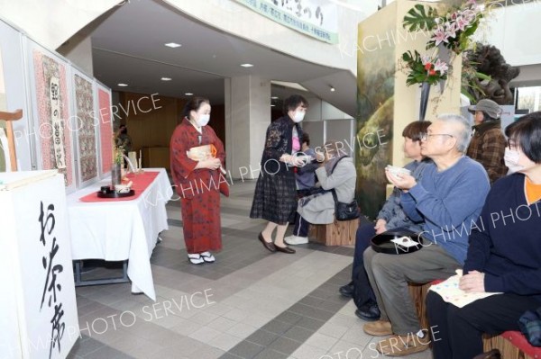 茶道部会は２２日に「お茶席」を企画。先着５０人に菓子と抹茶が振る舞われた