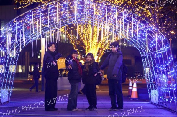 帯広駅前に光のトンネル　４万個の電球が冬の街をきらびやかに