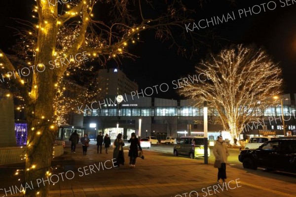 ４万５０００個のＬＥＤが駅北口を彩る（助川かおる通信員撮影）