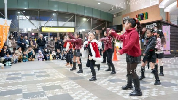 点灯式を前に子どもたちがダンスを披露した