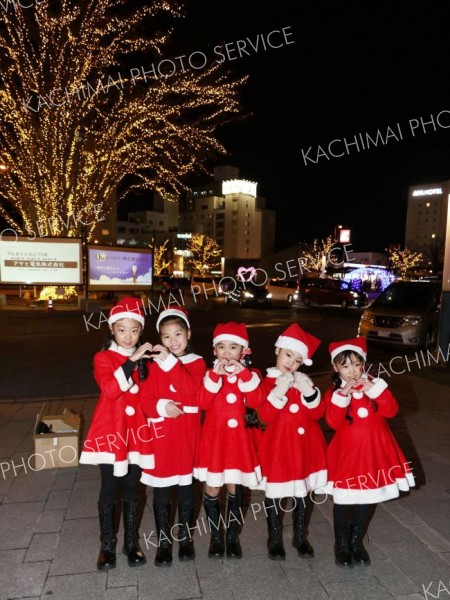 点灯式に参加したサンタクロース姿の子どもたち（助川かおる通信員撮影）