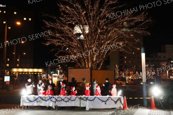 点灯式の様子（助川かおる通信員撮影）