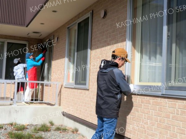 窓ふきに取り組む会員たち