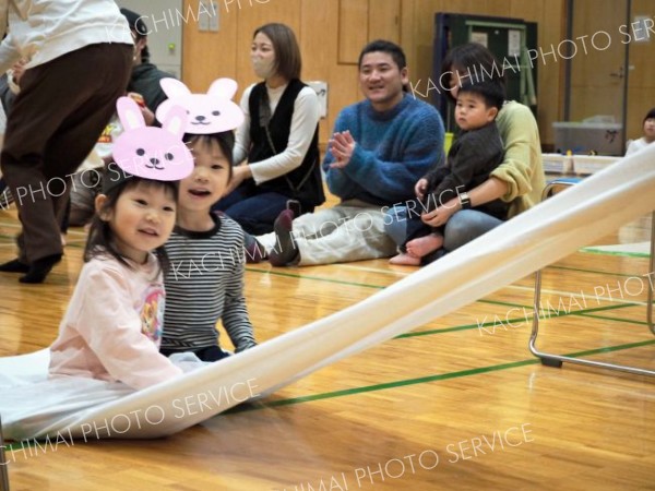 子育てサークル「ママ　チャリ」サロンで親子７０人交流