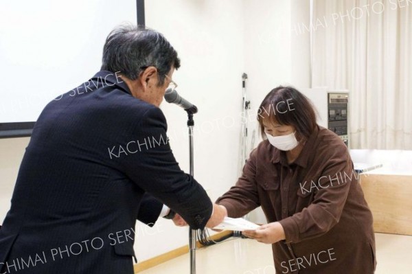 グランプリの表彰状を受け取る